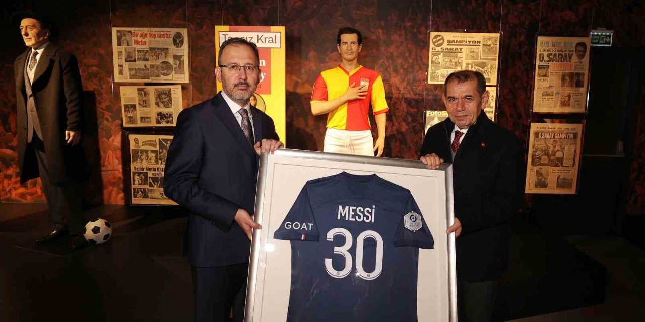 Bakan Kasapoğlu, Messi’nin imzalı formasını depremzedeler için bağışladı