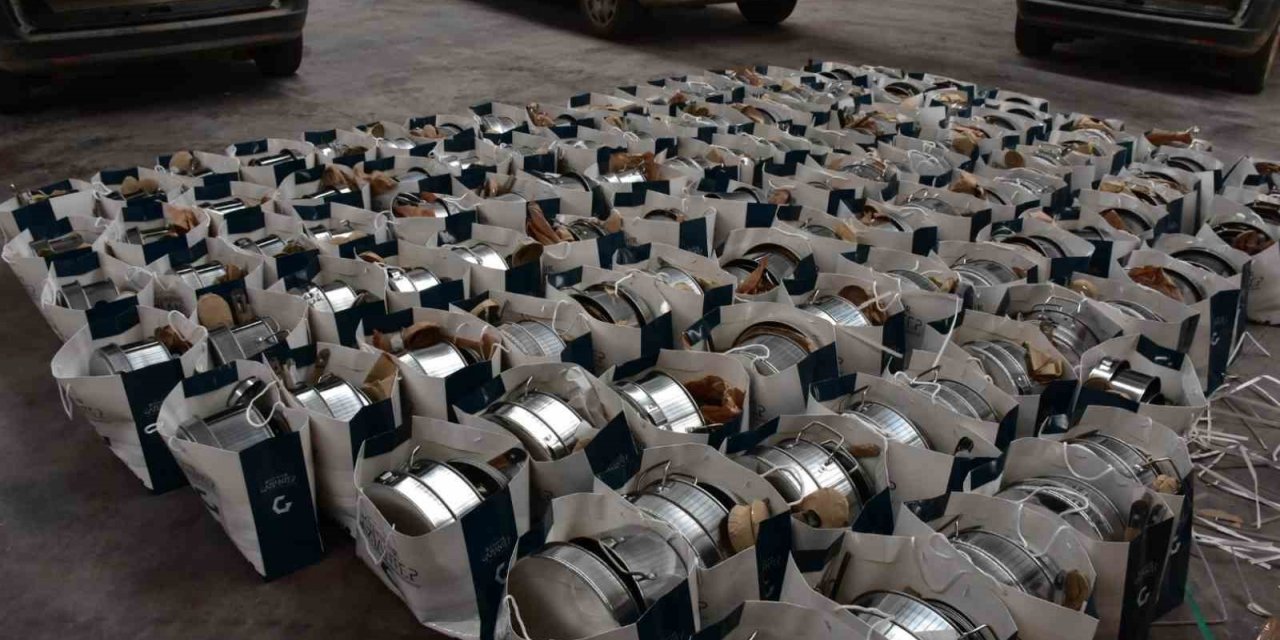 Depremzedelere mutfak seti dağıtıldı