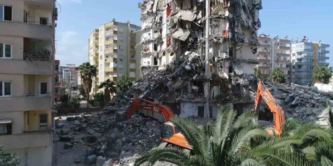 Osmaniye’de acil yıkımı kararlaştırılan 469 binadan 206’sı yıkıldı