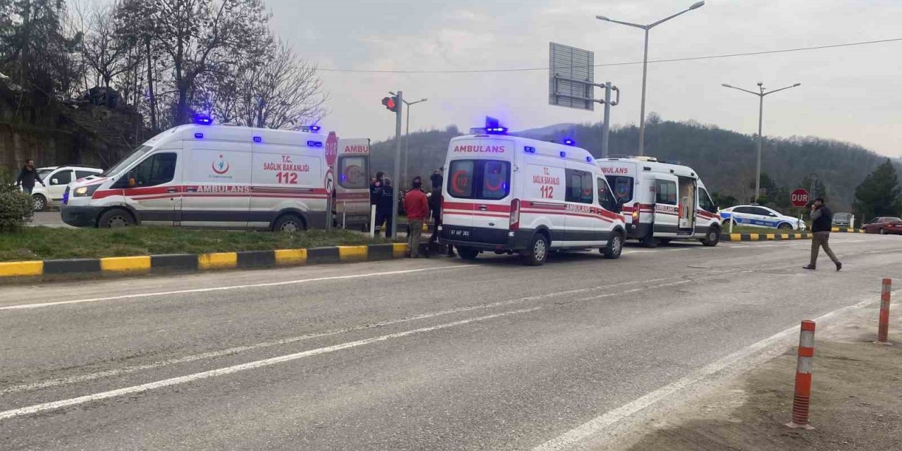 Tır sürücüsü depremzedeleri taşıyan araca çarptı: 7 yaralı