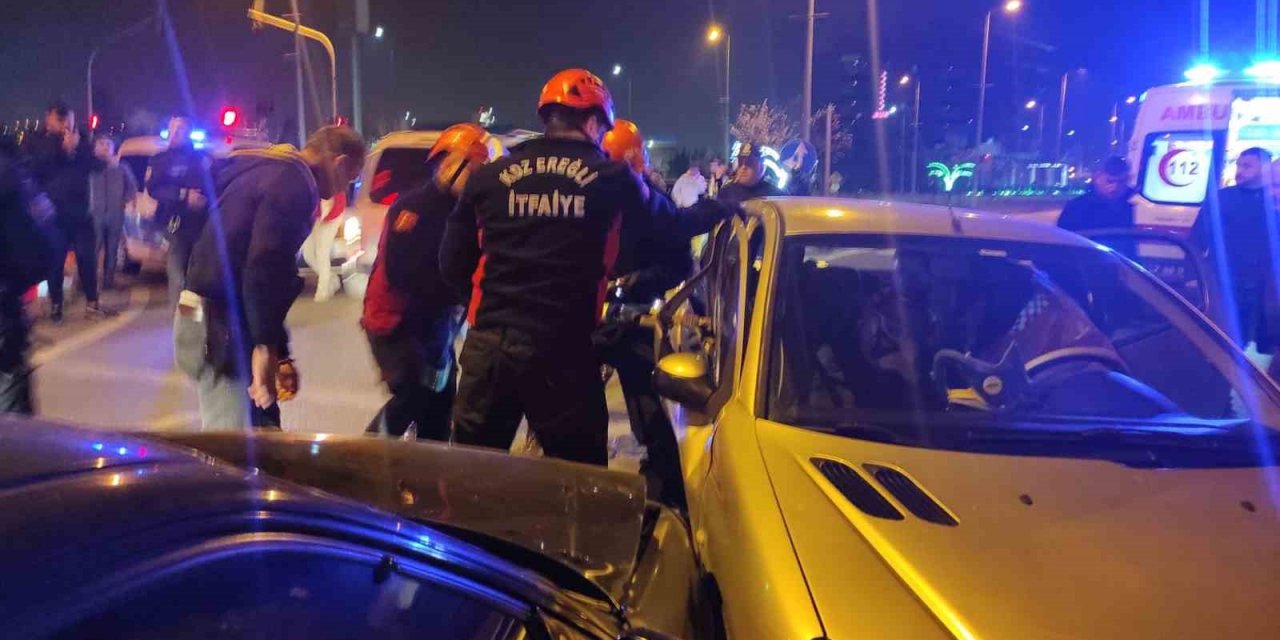 Kırmızı ışıkta geçen otomobil kazaya neden oldu: 4 yaralı