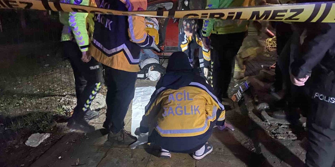 Bakırköy’de 17 yaşındaki sürücü önce refüje ardından ağaca çarptı: 1 ölü, 5 yaralı