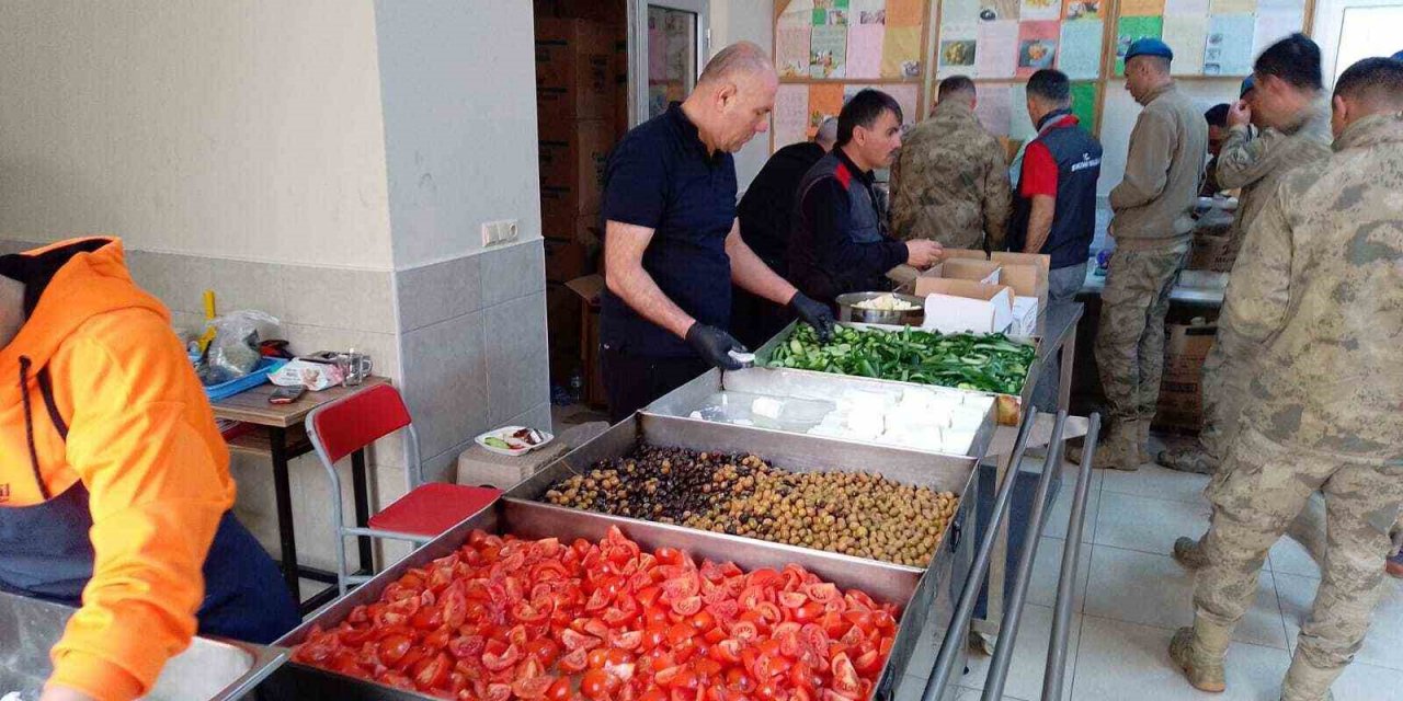 Eskişehirli eğitimcilerin ilk günden itibaren depremzedelere desteği devam ediyor