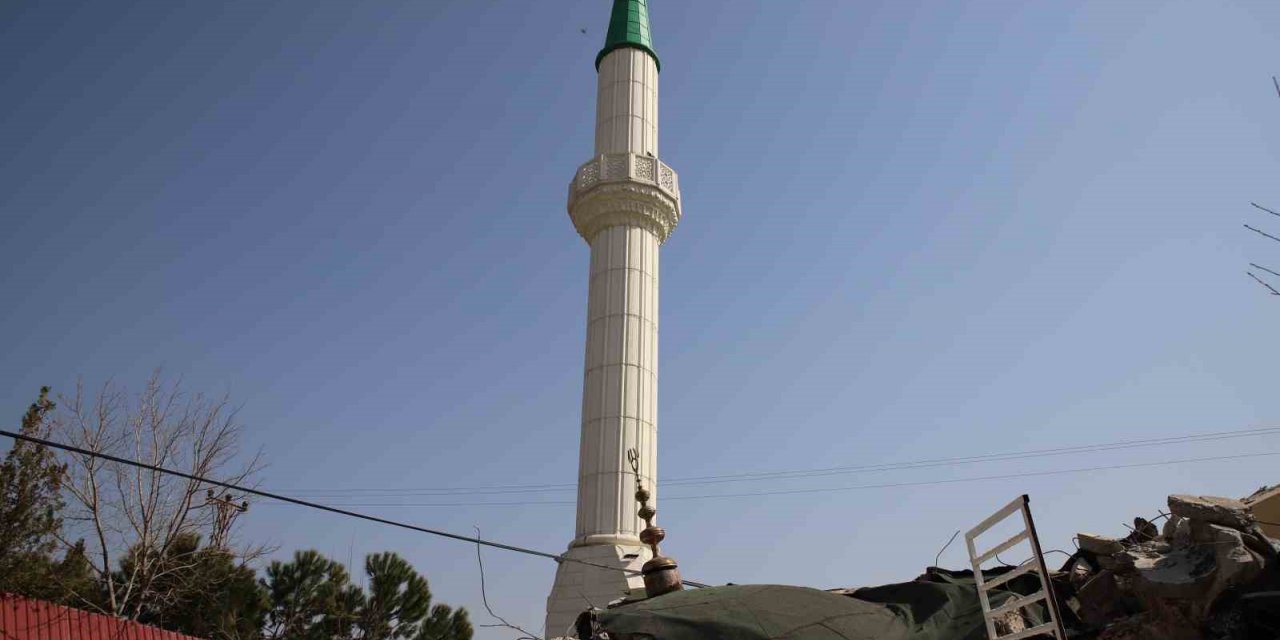 Cami yıkıldı, minaresi ayakta kaldı