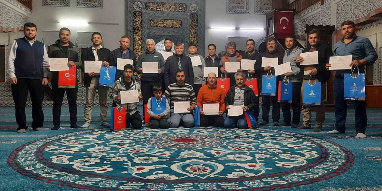 Köyceğiz’de Kur’an öğrenen kursiyerler belge aldı