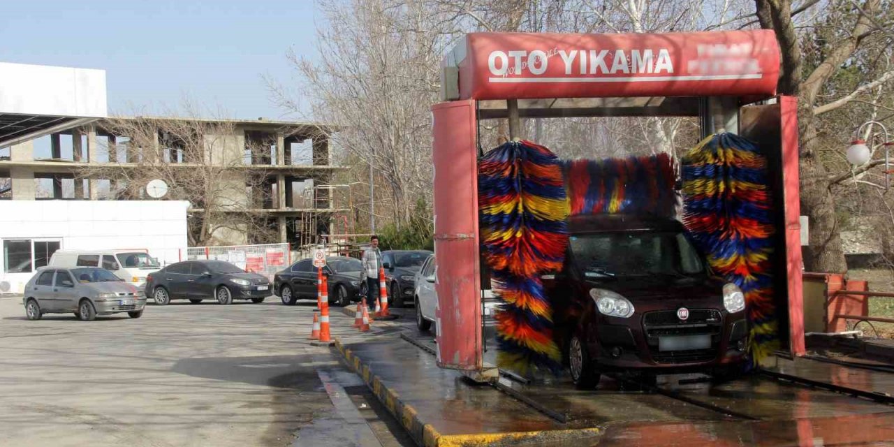 Çamur yağdı, araç şoförleri oto yıkamalarda sıra oluşturdu