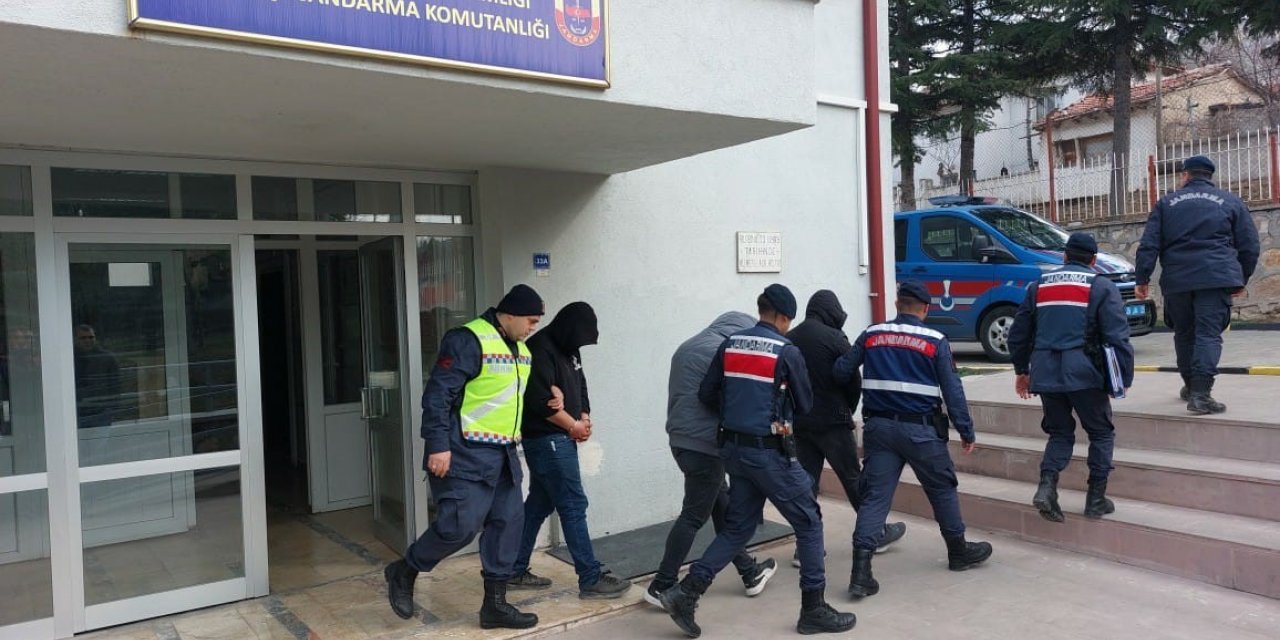 Seyitgazi’deki bıçaklı kavga: 1’i ağır 2 yaralı