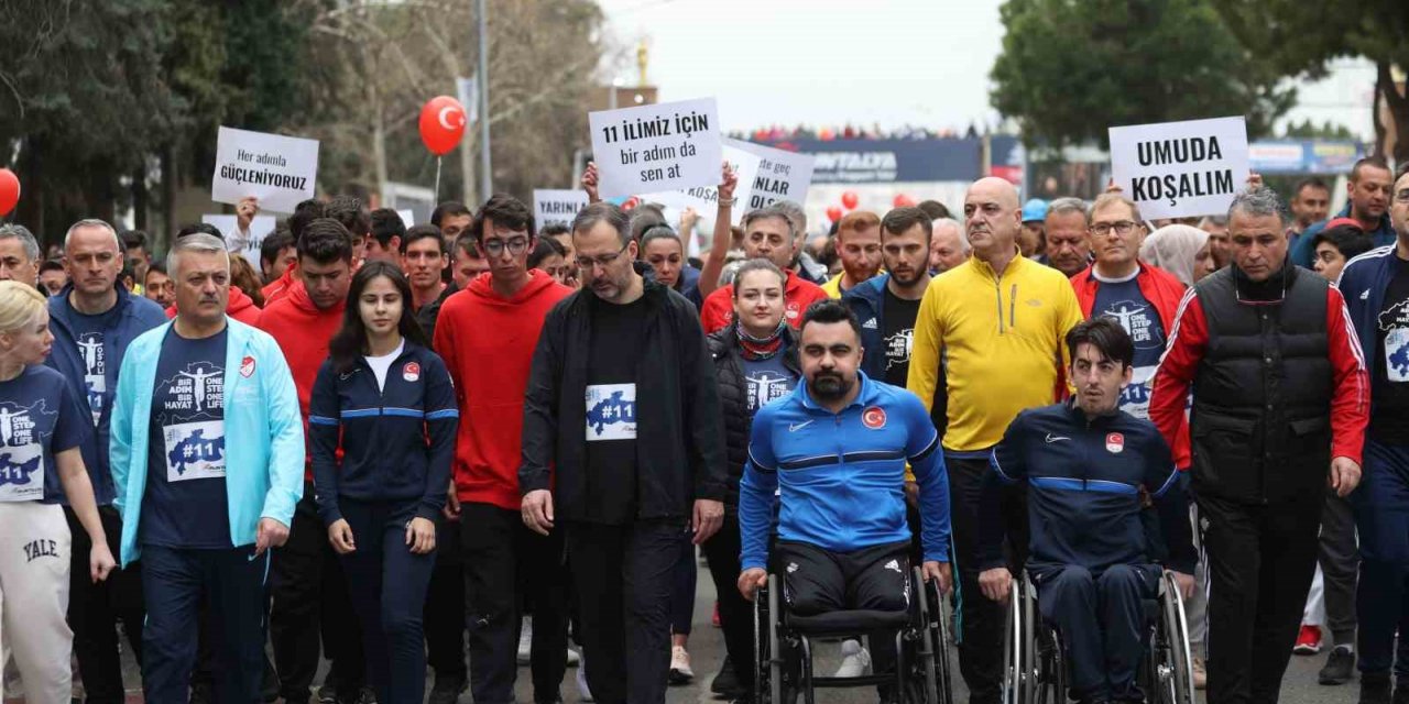 Bakan Kasapoğlu, 18. Antalya Maratonu’ndaki farkındalık koşusuna katıldı