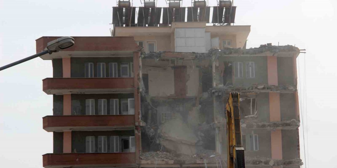 Adıyaman’da ağır hasarlı binaların yıkımı devam ediyor