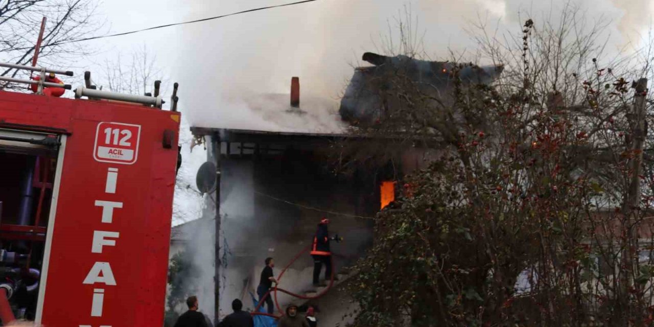 Sakarya’da 2 katlı ev alev alev yandı