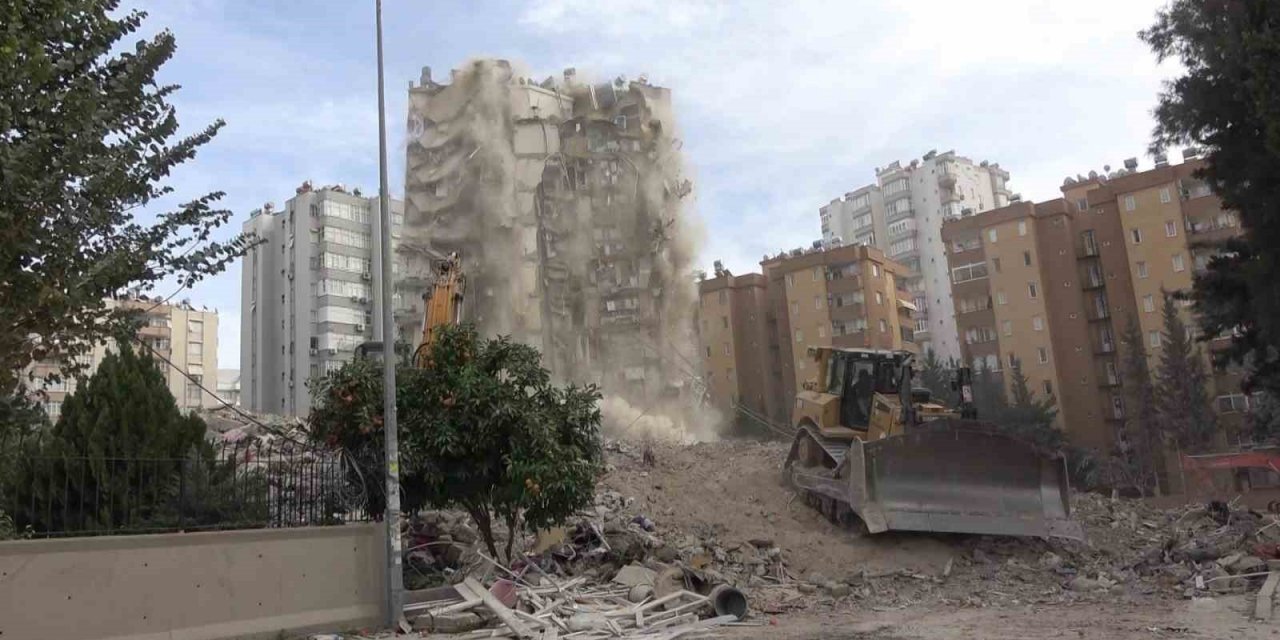 Adana’da ağır hasar gören Ayas Sitesi’nin diğer bloğu da kontrollü olarak yıkıldı