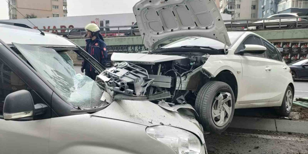 Sürücünün direksiyon hakimiyetini kaybettiği otomobil karşı şeritteki aracın üzerine çıktı