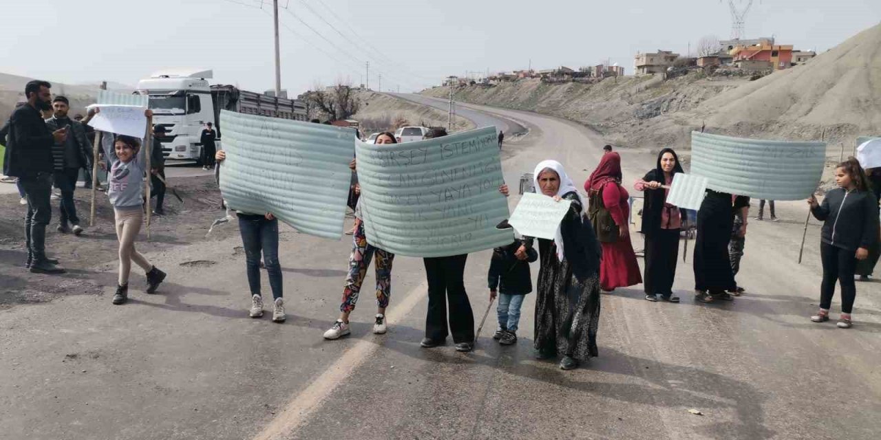 Aynı yerde çok kaza olunca, vatandaşlar yolda eylem yaptı