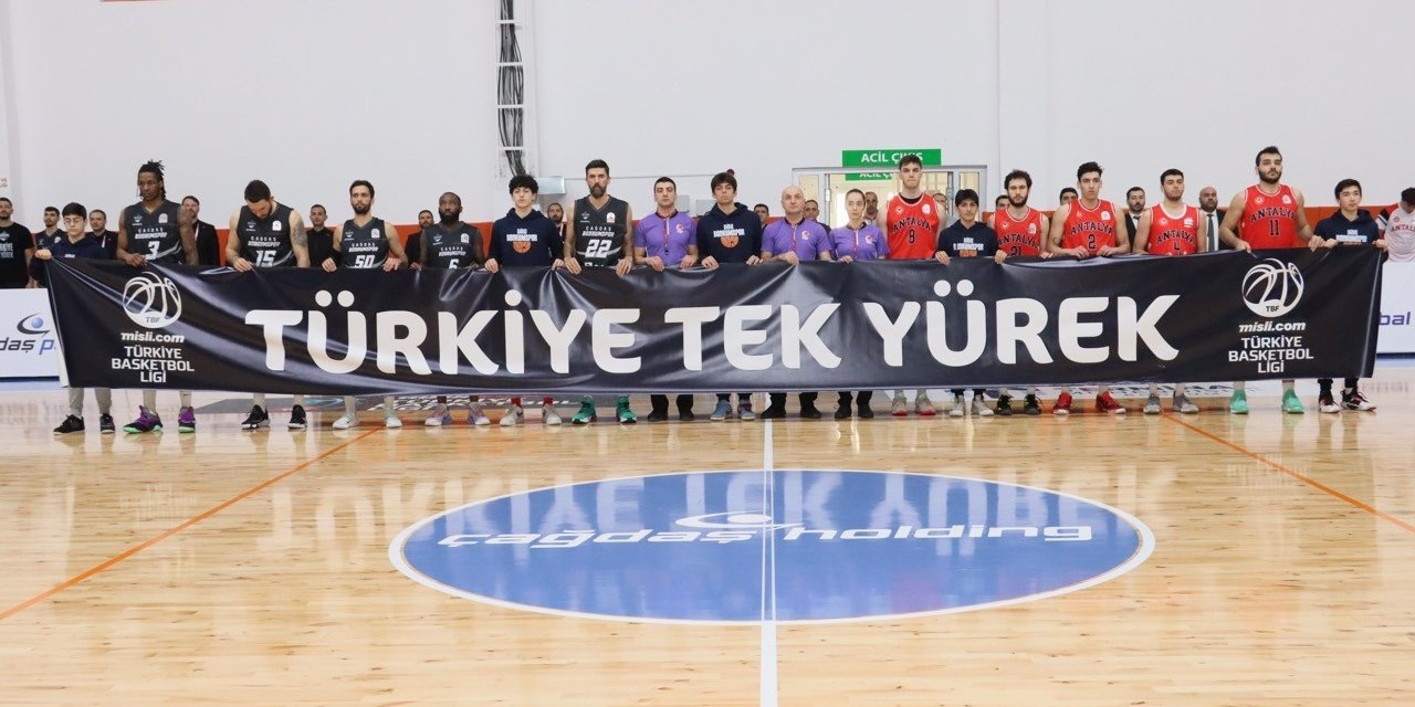 Geliri depremzedelere bağışlanan maçta, Çağdaş Bodrumspor 104 sayı kazandı