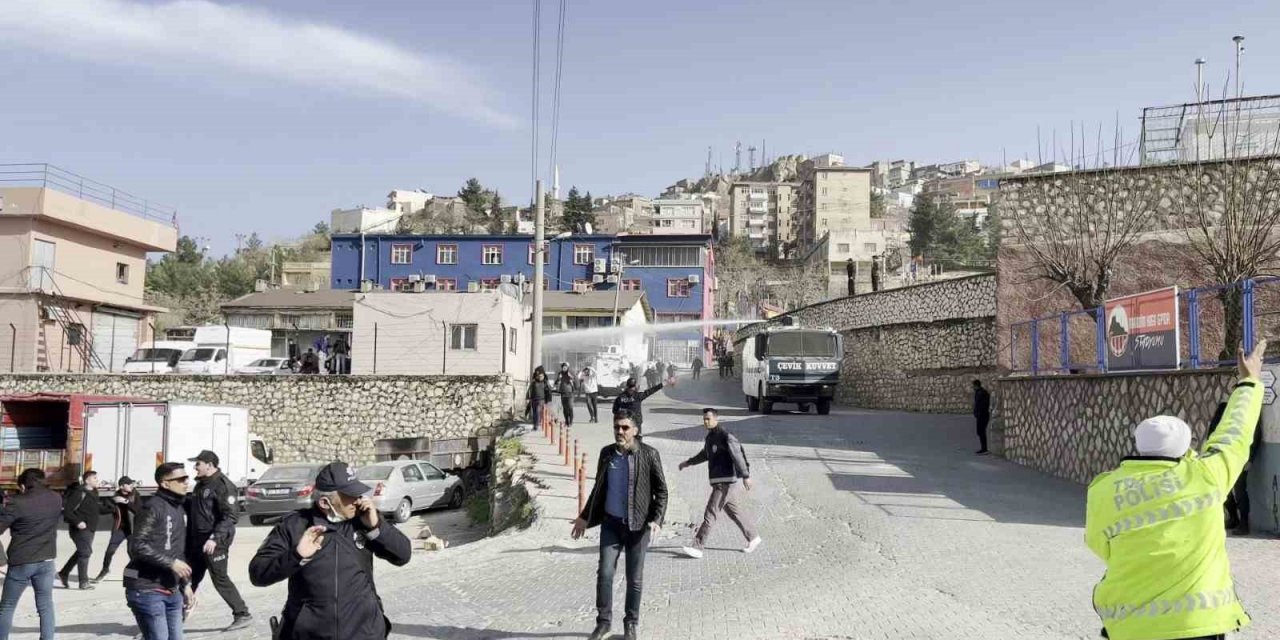 Takdirlik hareketle başlayan maç gergin anlarla bitti