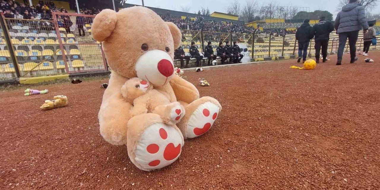 Depremzede çocuklar için sahaya oyuncak yağdı