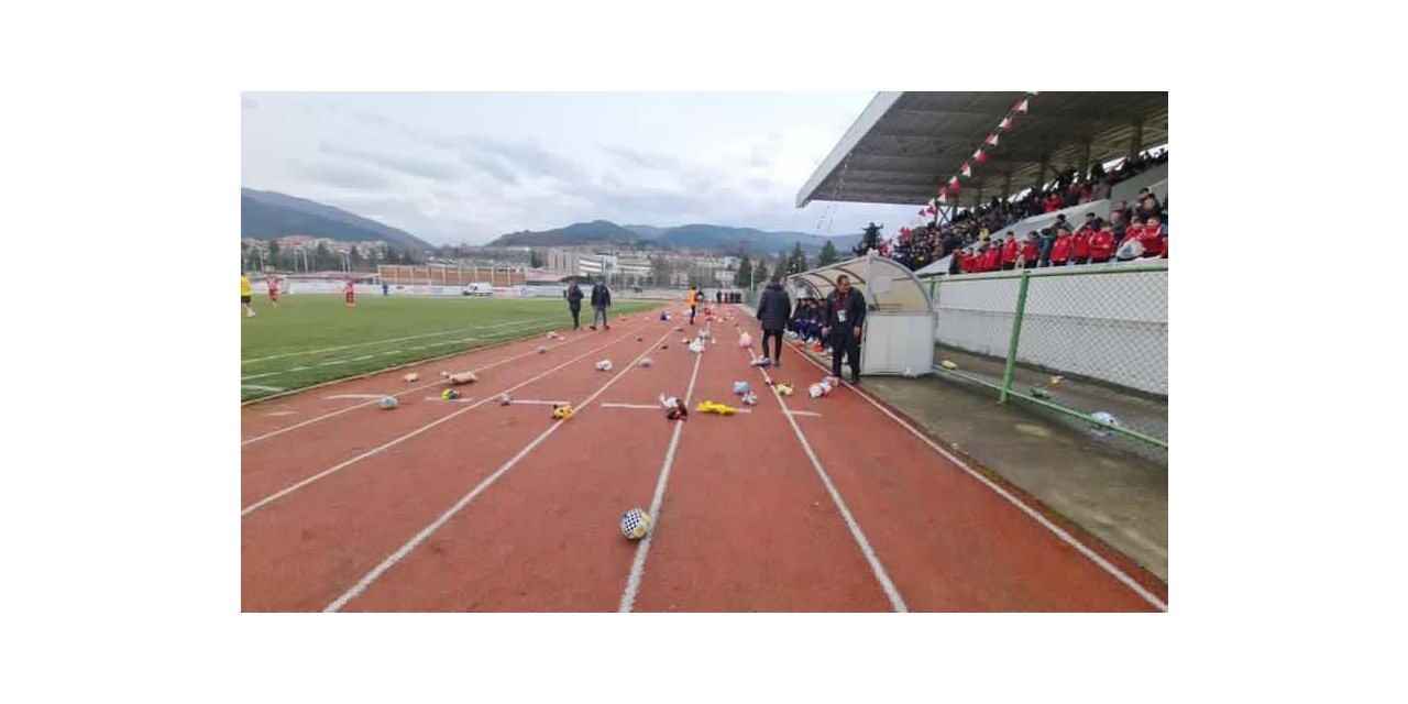 Depremzede çocukları için sahaya oyuncaklar atıldı