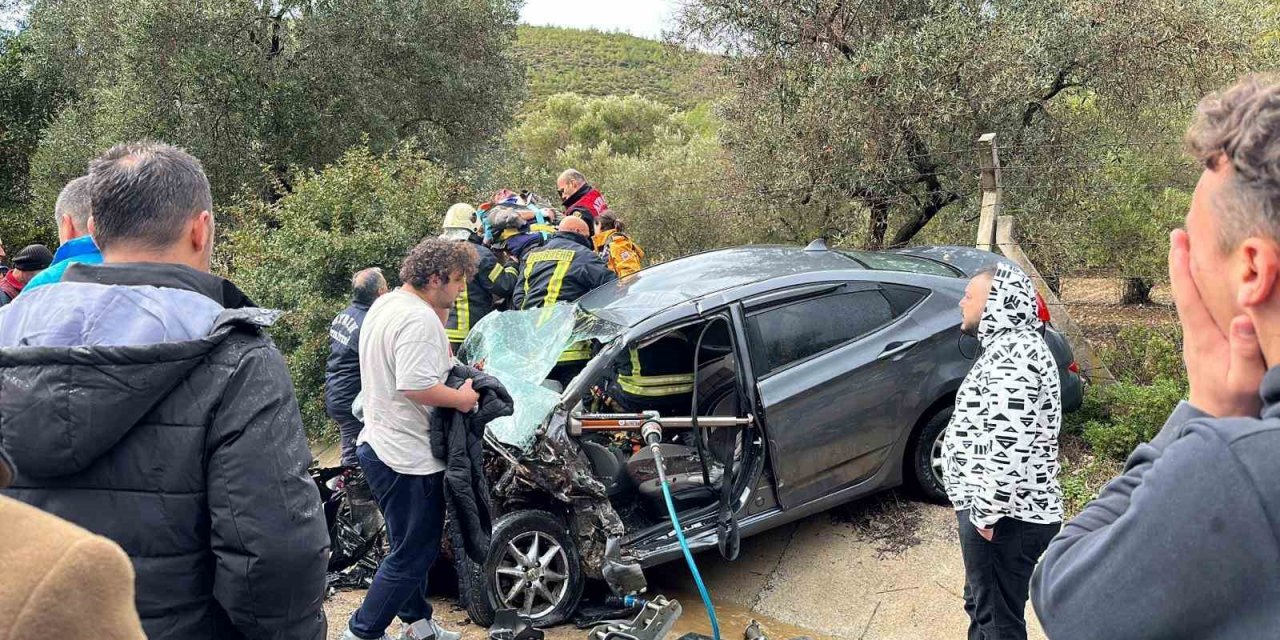 Kuşadası’nda iki araç kafa kafaya çarpıştı: 6 yaralı