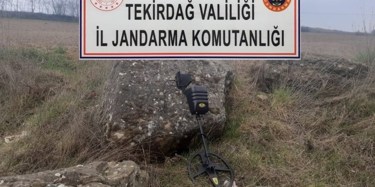 Yetkili gibi giyinip ’define’ ararken kıskıvrak yakalandılar