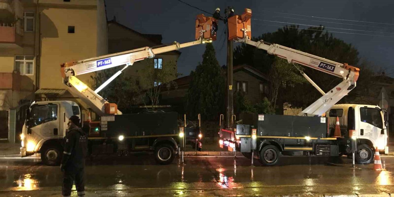 Seyir halinde dorsesi açılan kamyon elektrik tellerini devirdi, vatandaşlar deprem sanıp sokağa döküldü