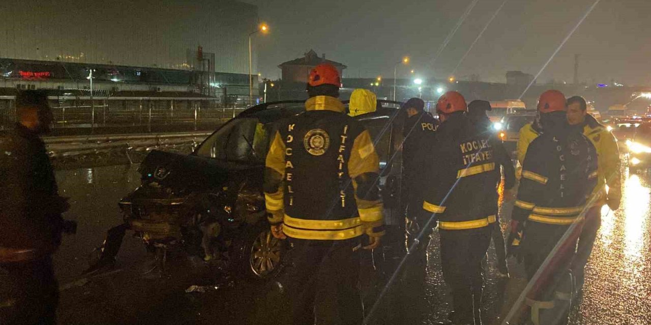 D-100’de bariyere çarpan hafif ticari aracın sürücüsü yaralandı