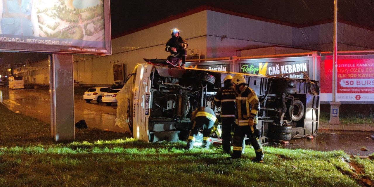 Apartmana çarpan servis midibüsü yan yatarak durabildi