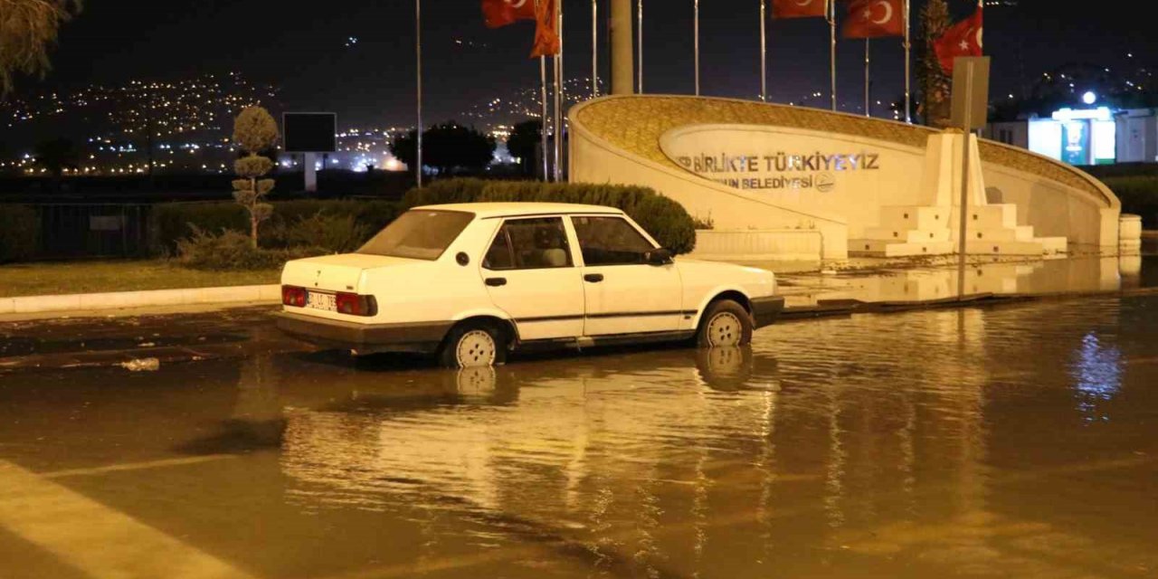 İskenderun’da deniz taştı, caddeler sularla doldu
