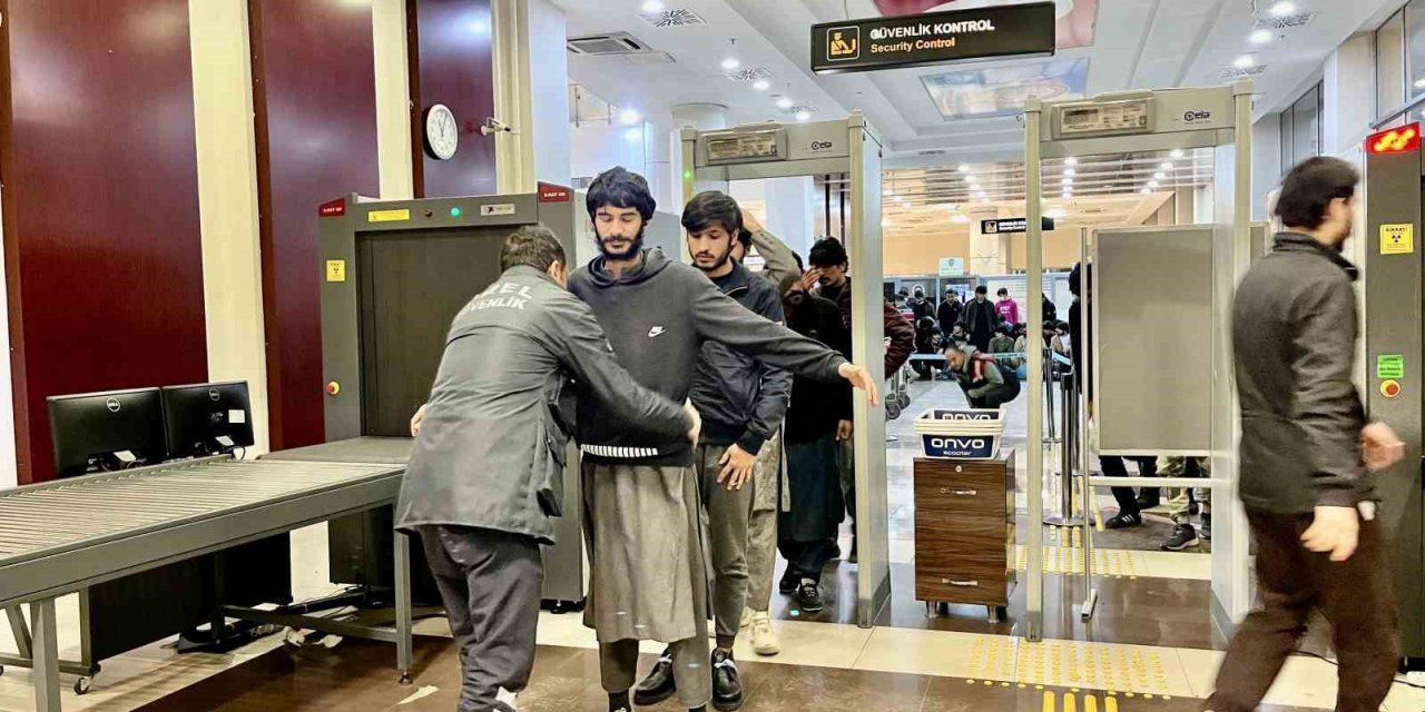 Ağrı’da 136 Afgan göçmen, ülkelerine gönderildi