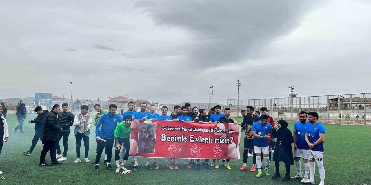 Maç öncesi yeşil sahada evlilik teklifi