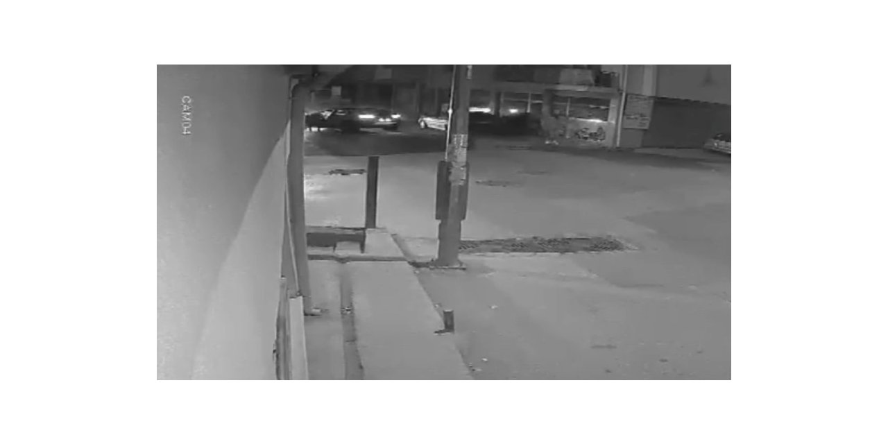 Duvara böyle çarptı, otomobili bırakıp kaçtı