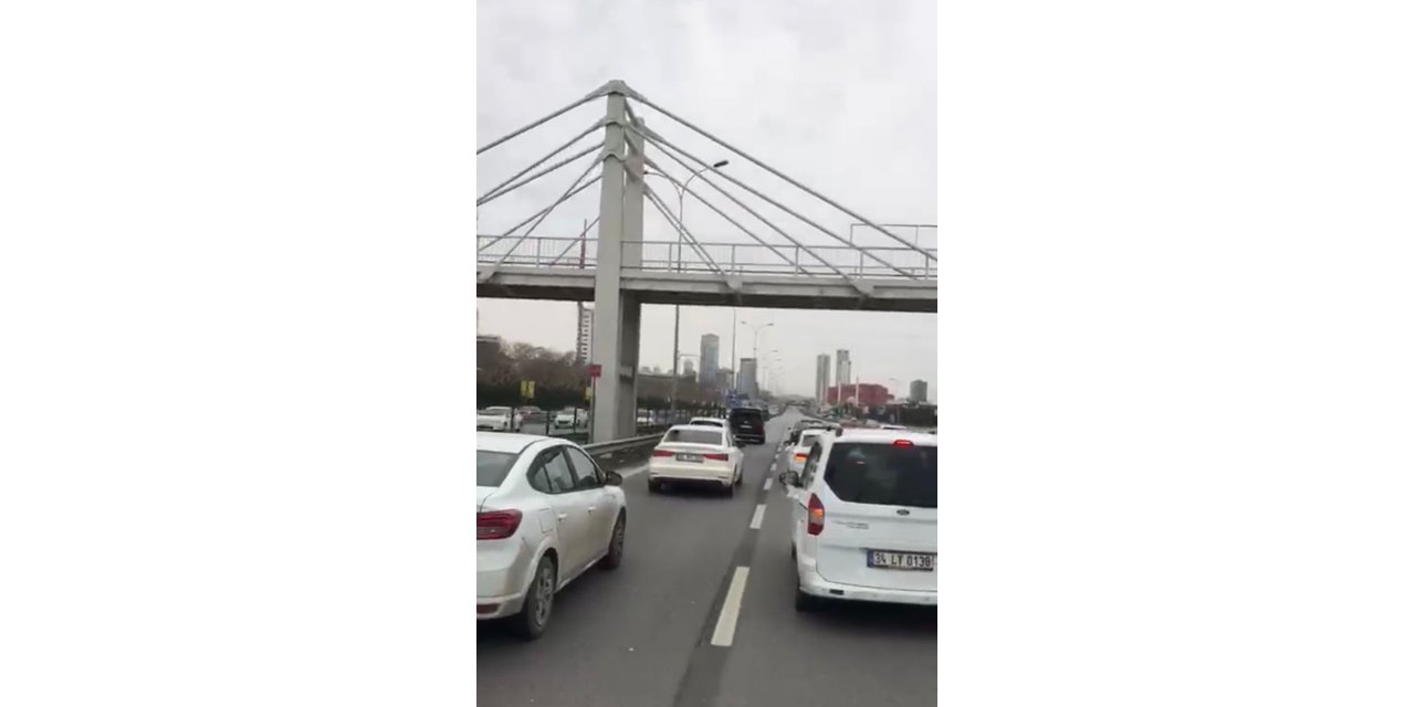 Kartal’da düğün konvoyu yapıp araçların geçmesini engelleyen sürücüler kamerada