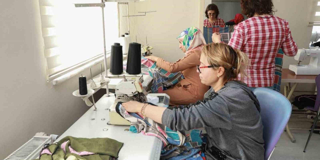 KAYMEK, depremzedelere çocuk ve yetişkin kıyafetleri dikiyor