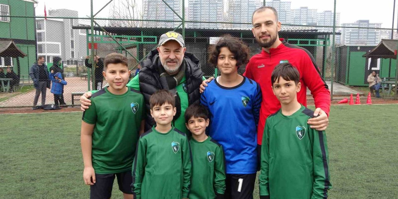 Depremin yaralarını futbolla sarmaya çalışıyorlar