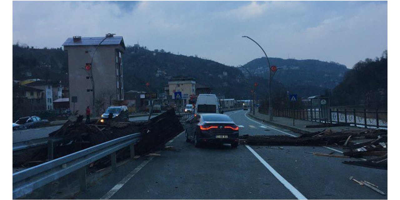 Rize’de fırtına nedeniyle çatılar uçtu