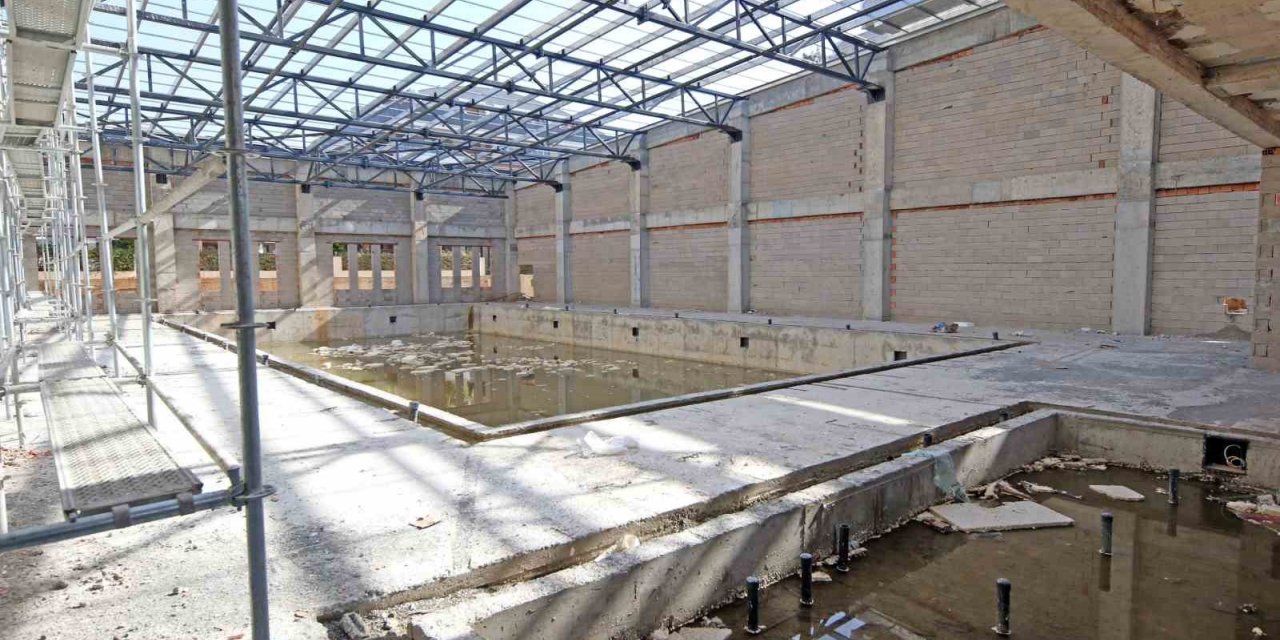 Alanya Belediyesi Oba Kapalı Spor Kompleksi hızla yükseliyor