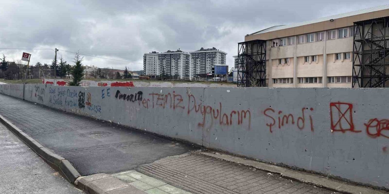 200 metrelik duvar vandalların hedefi oldu