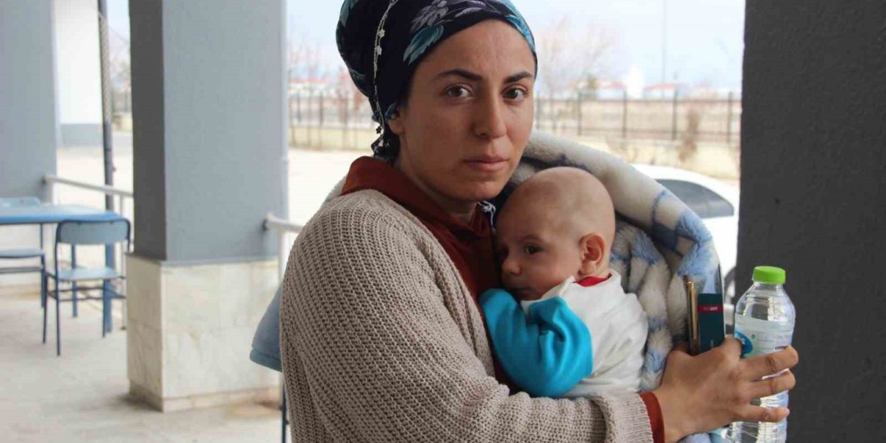 Depreme 4 çocuğuyla birlikte yakalanan anne deprem anını gözyaşlarıyla anlattı