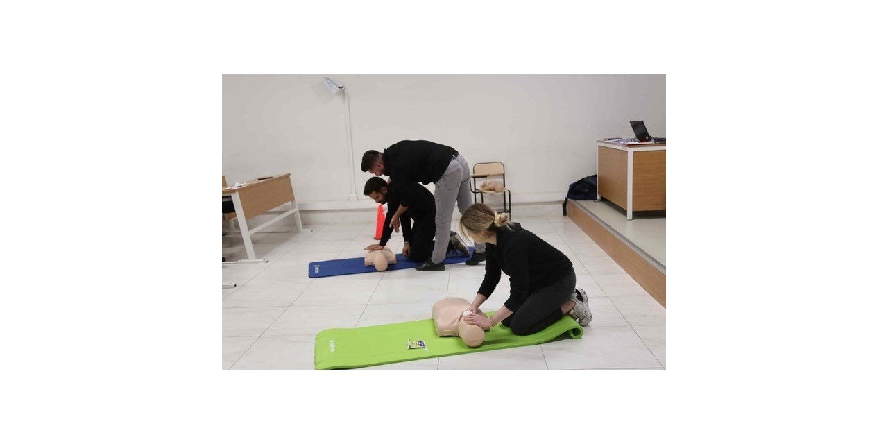 İzmirli öğrenciler ve akademisyenler ilk yardım eğitimlerini tamamladı