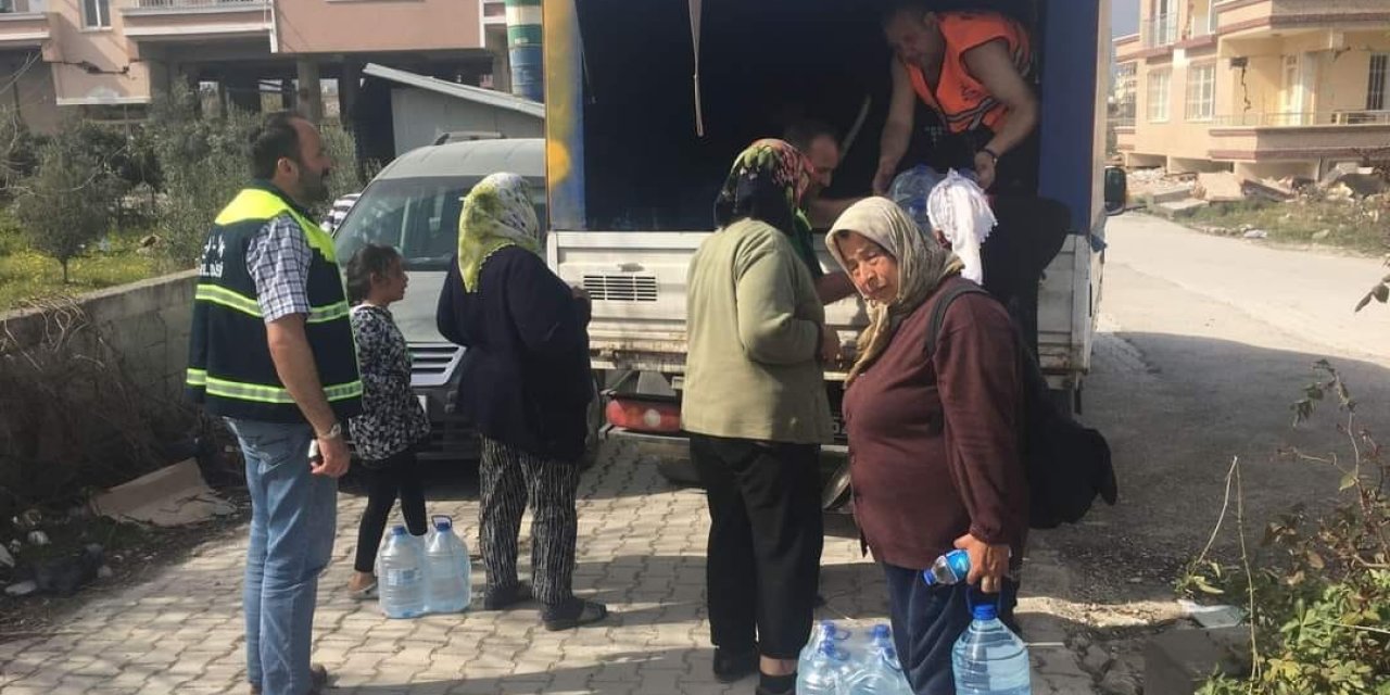Gölcük Belediyesi Hatay’da içme suyu dağıtıyor