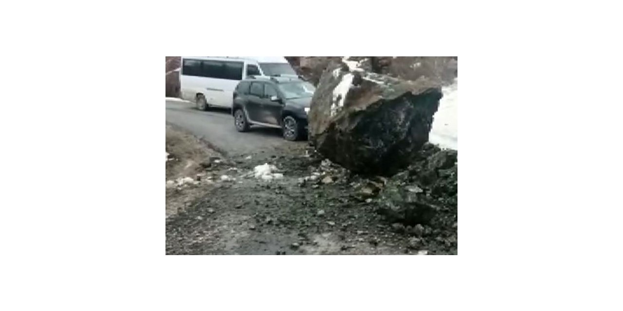 Devasa kaya parçaları köy yolunu kapattı