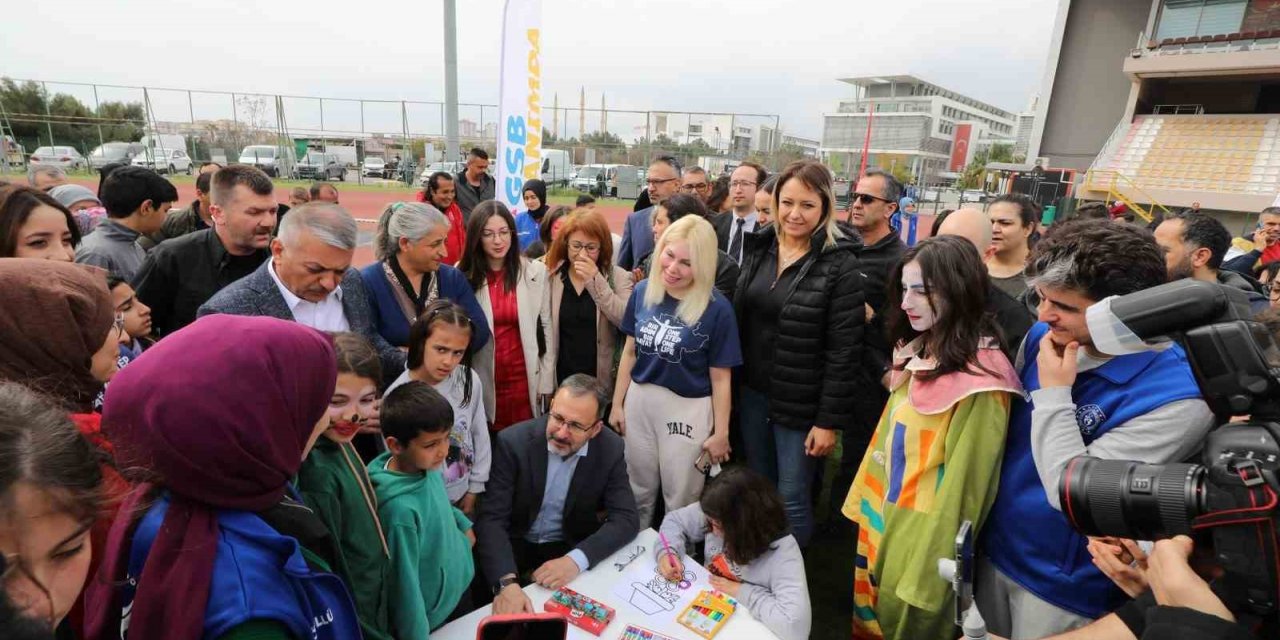 Depremzede çocuklar için spor şenliği