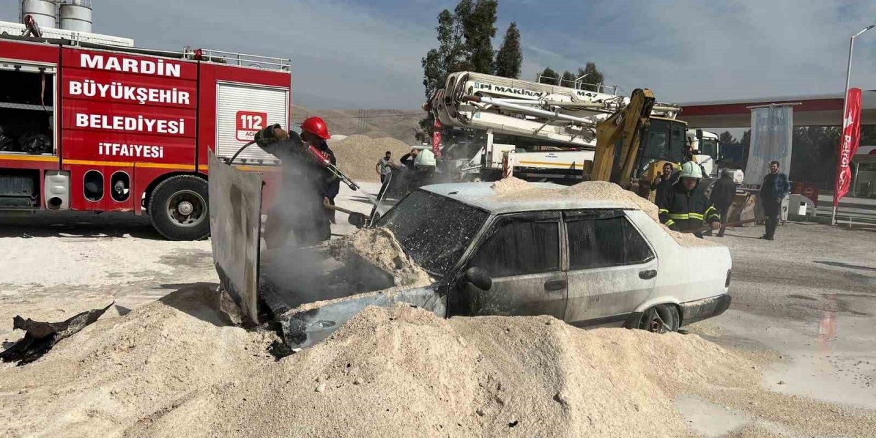 Benzin istasyonun yanında alev alan araç korku dolu anlar yaşattı