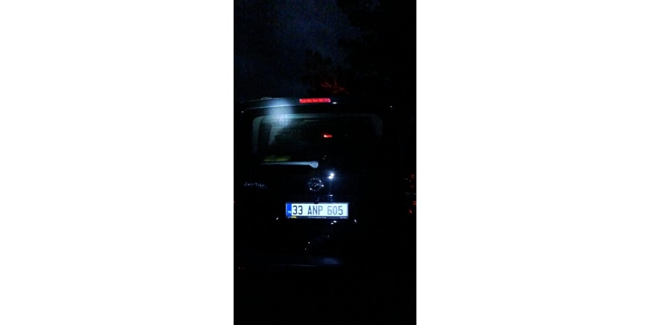 Kontrolden çıkan otomobil trafik levhasına çarptı