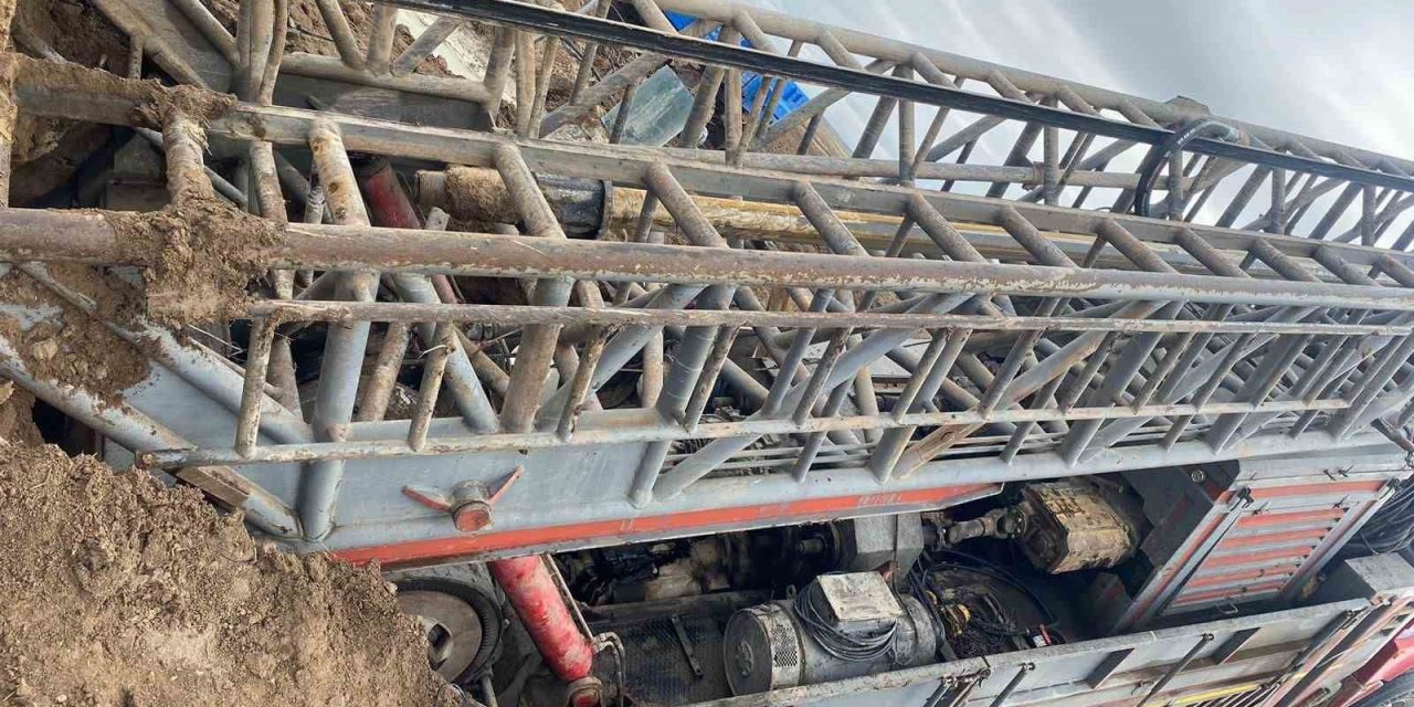 Su kuyusu açan sondaj makinesi toprakta oluşan obruğa düştü