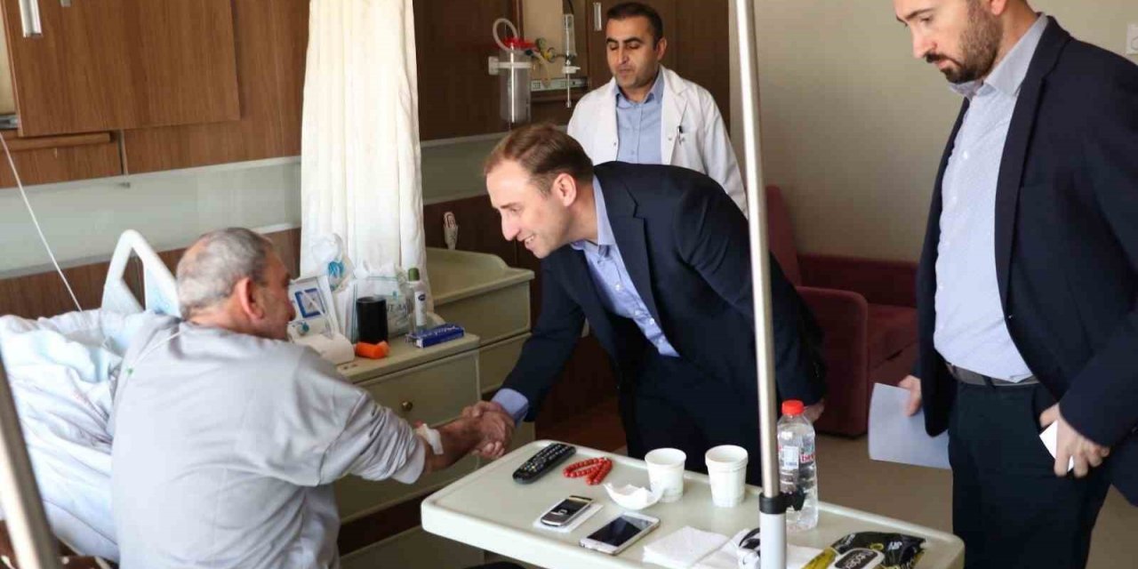 Siirt Vali Vekili Mutlu, depremzedelerle hastanede görüşerek taleplerini dinledi