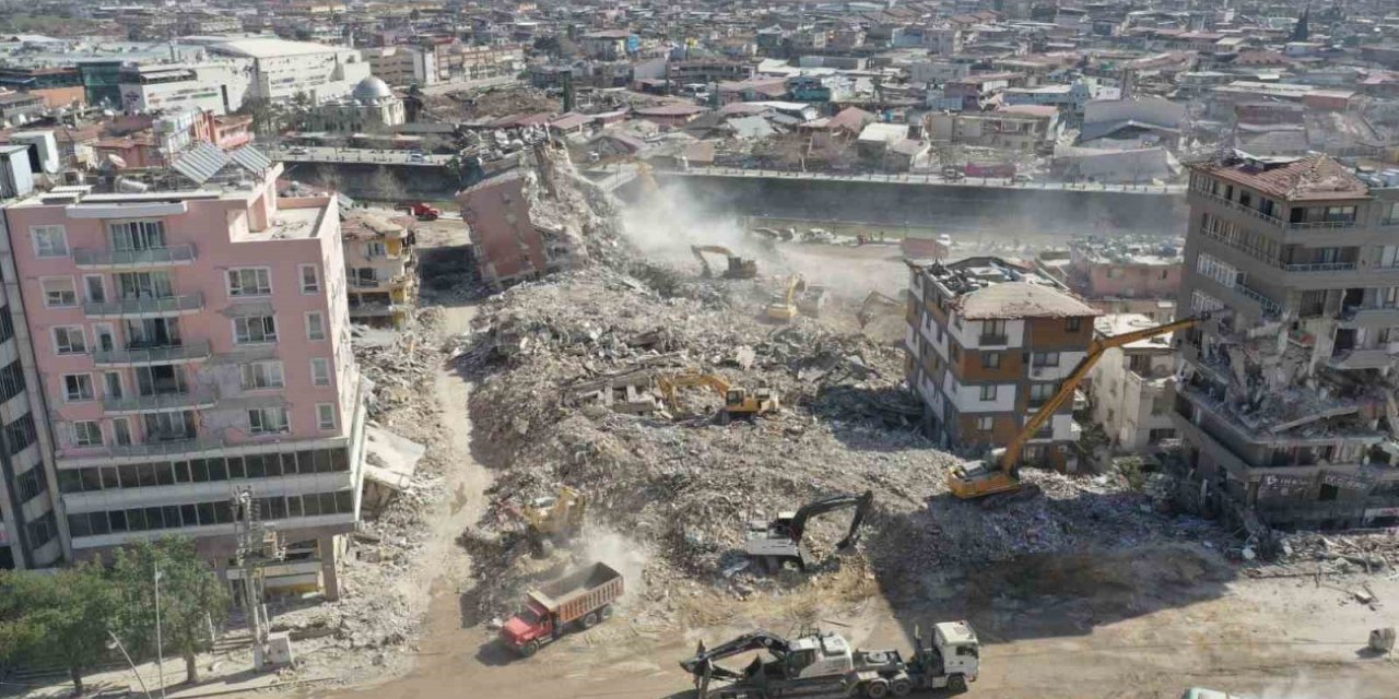 Büyükşehir, Hatay’da ağır hasarlı 51 binanın yıkımını gerçekleştirdi