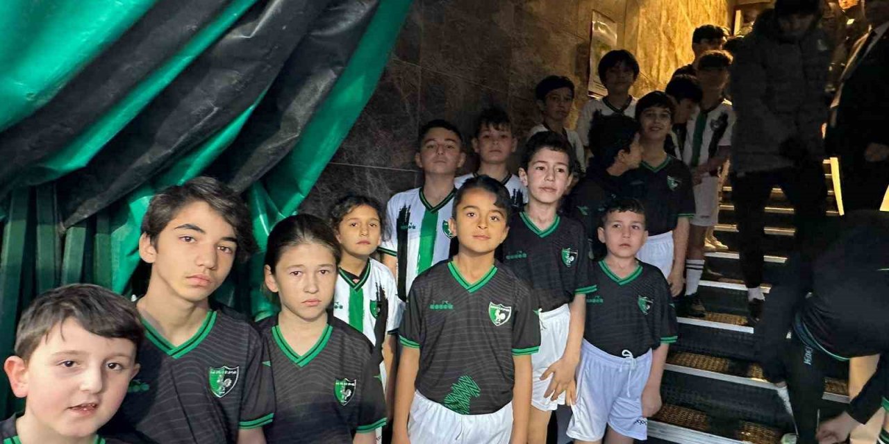 Depremzede çocuklar futbolcularla birlikte seremoniye çıktı