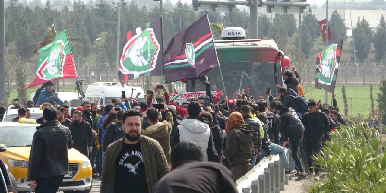 Amedsporlu futbolcular, vatandaşlar tarafından alkışlarla karşılandı