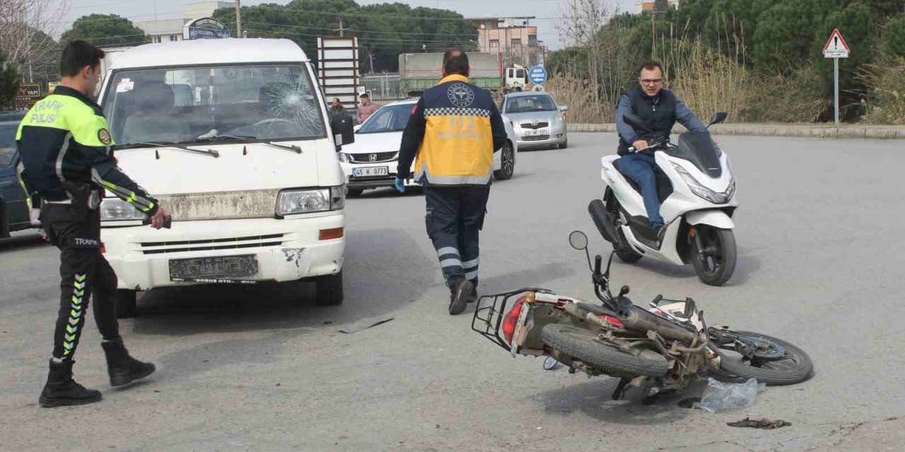 Minibüs ile motosiklet çarpıştı: 1 yaralı