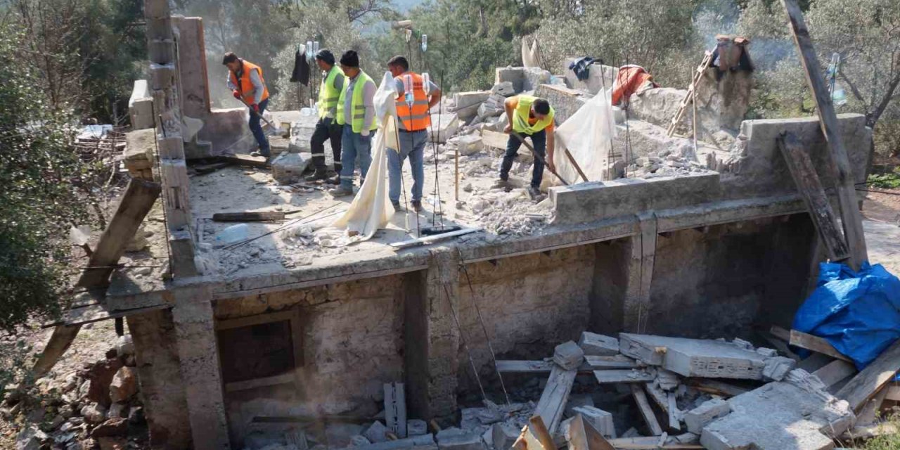Marmaris’te kaçak yapılar yıkılıyor